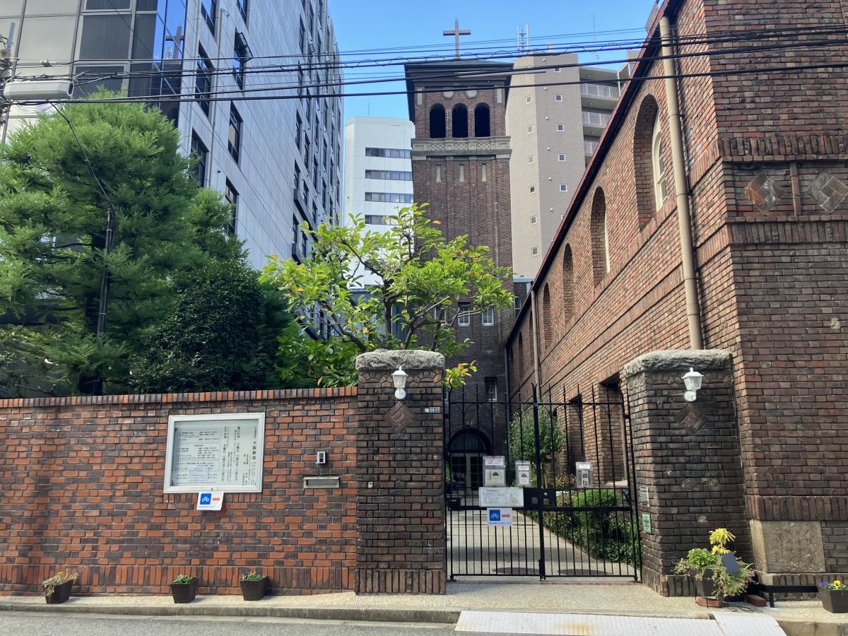 ビルに囲まれた十字架