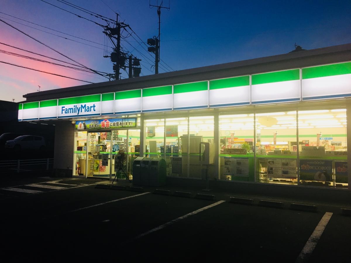 ファミリーマート 諫早金谷町店の雰囲気ですよ。
