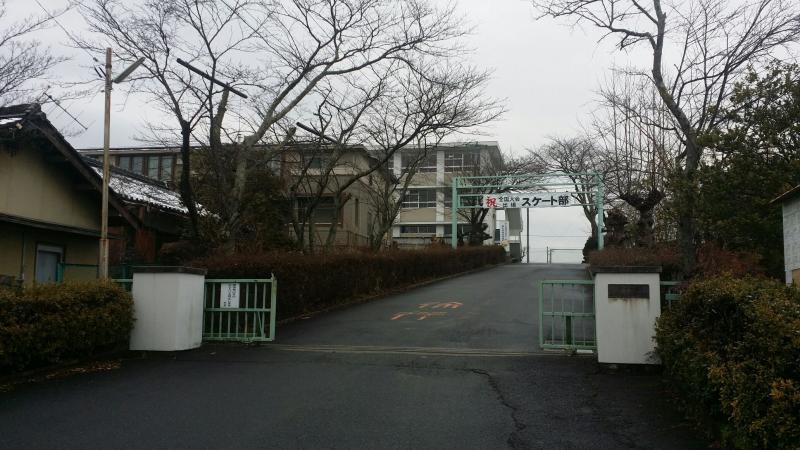 校門と校舎