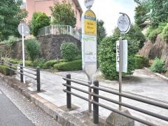 「城山手入口」バス停留所