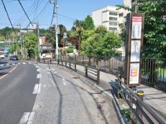 「奈良小学校前」バス停留所
