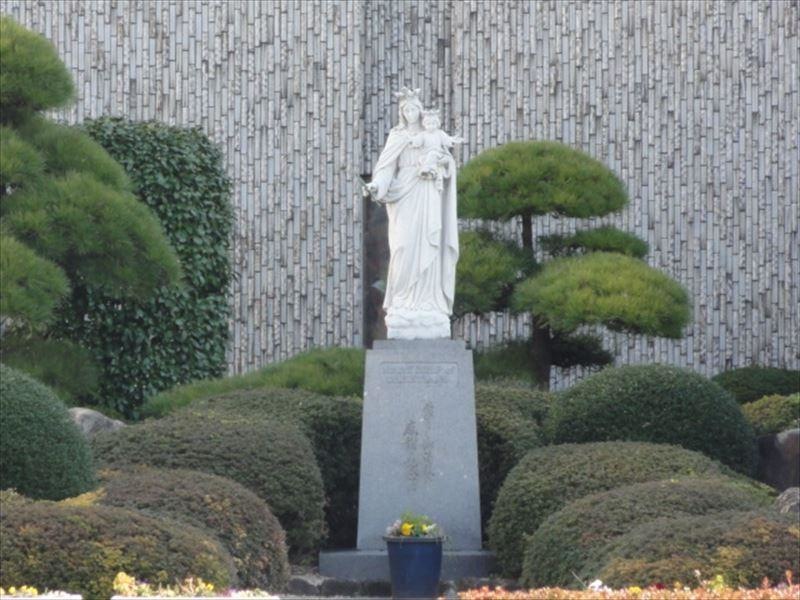 学校内のマリア様像。