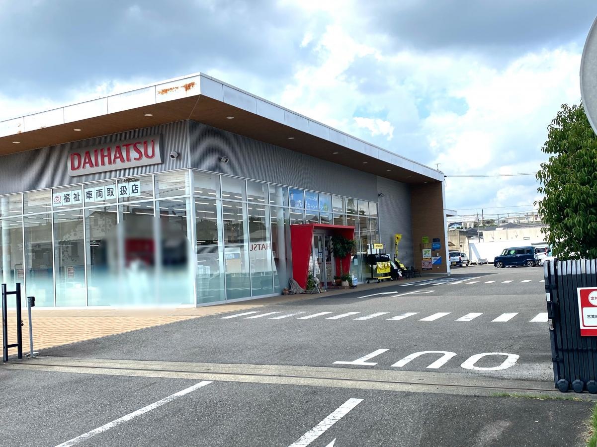 南東側から見た店舗外観