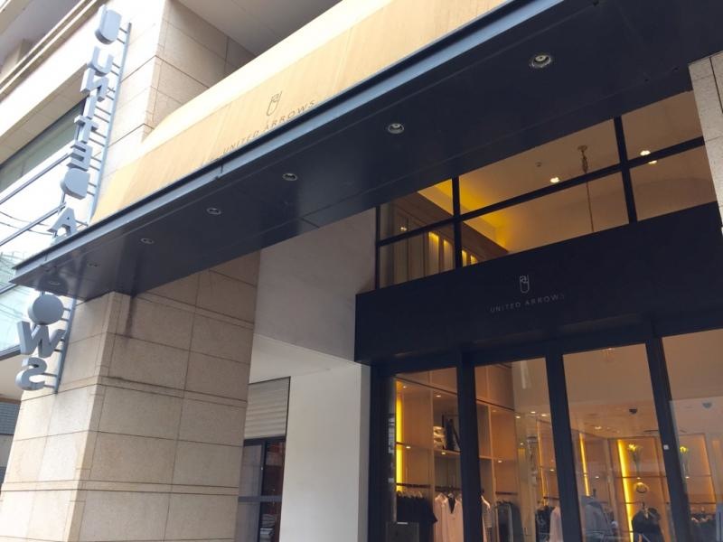 店舗出入口上部