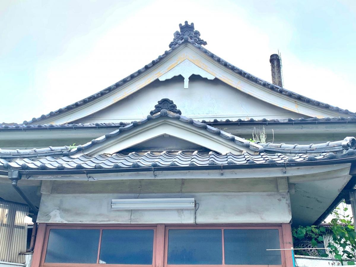 星谷浴泉の入口正面上の屋根の外観