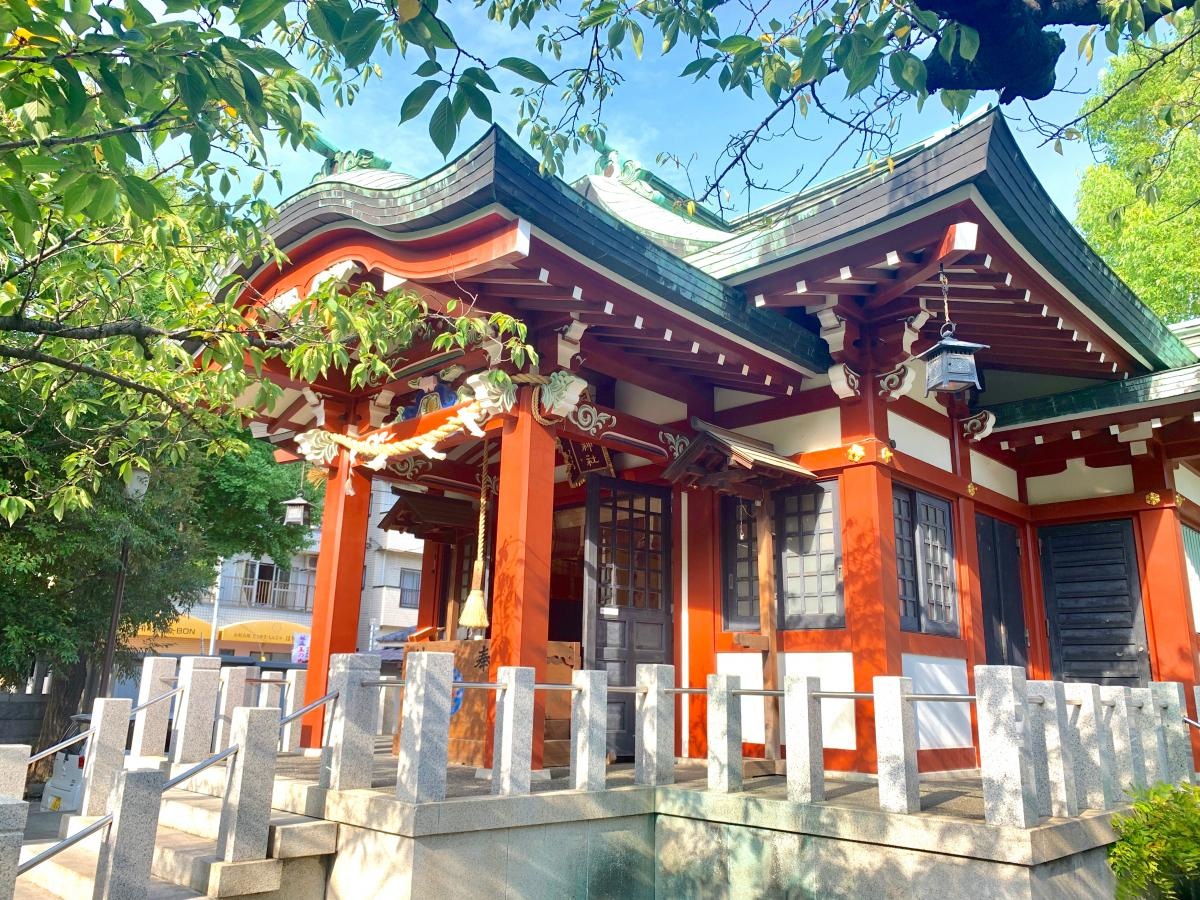 洲崎神社の南側からの本殿外観