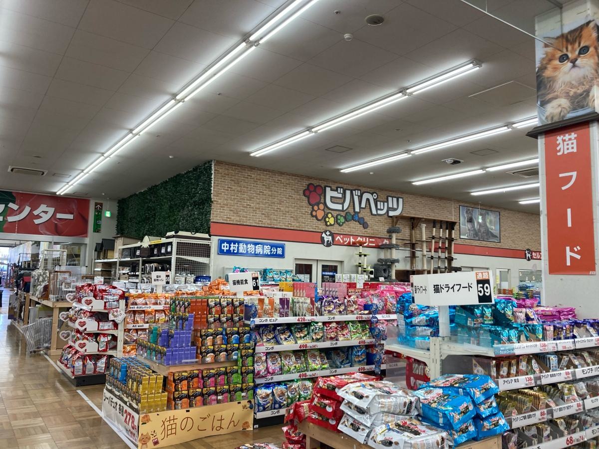 ペットフード売り場の奥にあります。