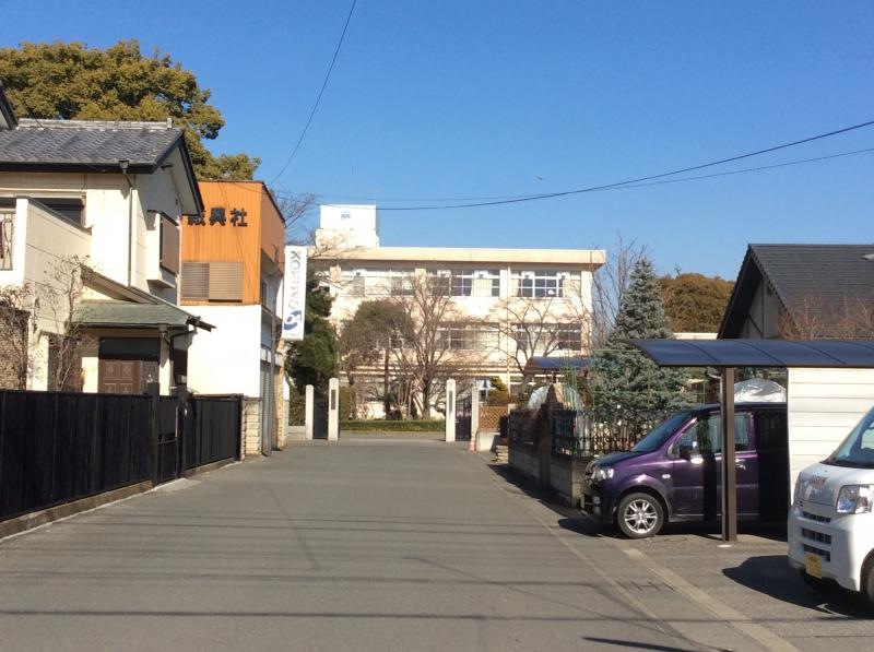 正門前
