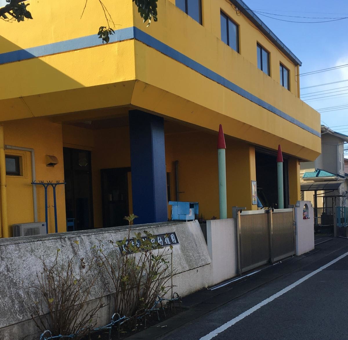 正面玄関側の外観。