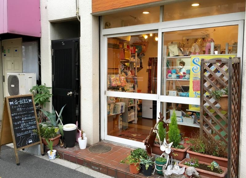 ペットハウスシアンシアンの店舗エントランス外観