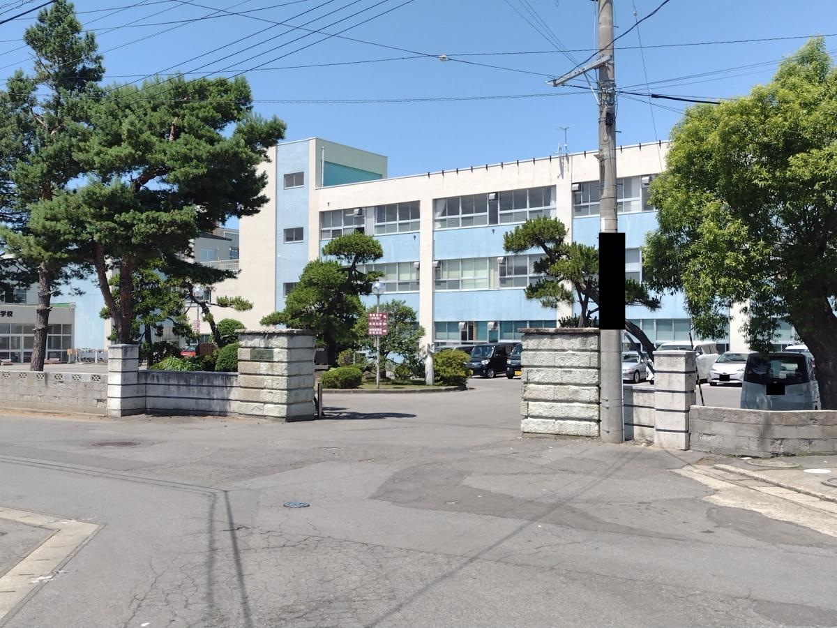 五所川原高校の校舎と正門