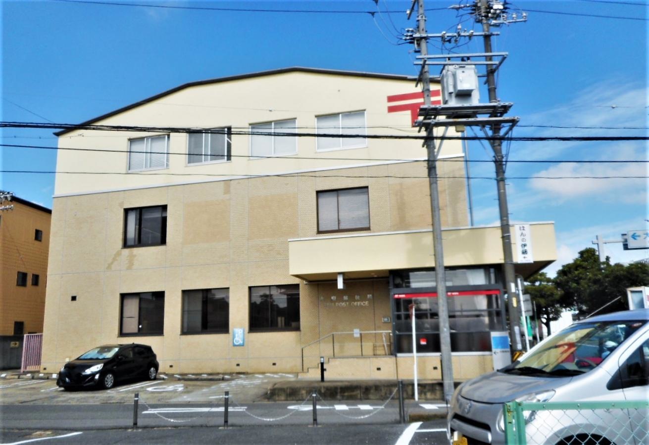 歩道からの正面外観