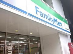 ファミリーマート　金山駅東口店