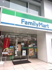 ファミリーマート　金山駅東口店
