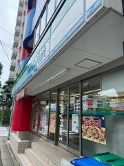 ファミリーマート　新宿新小川町店
