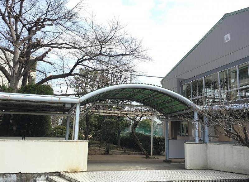 戸田市立笹目中学校の西側校門前の学校入口外観