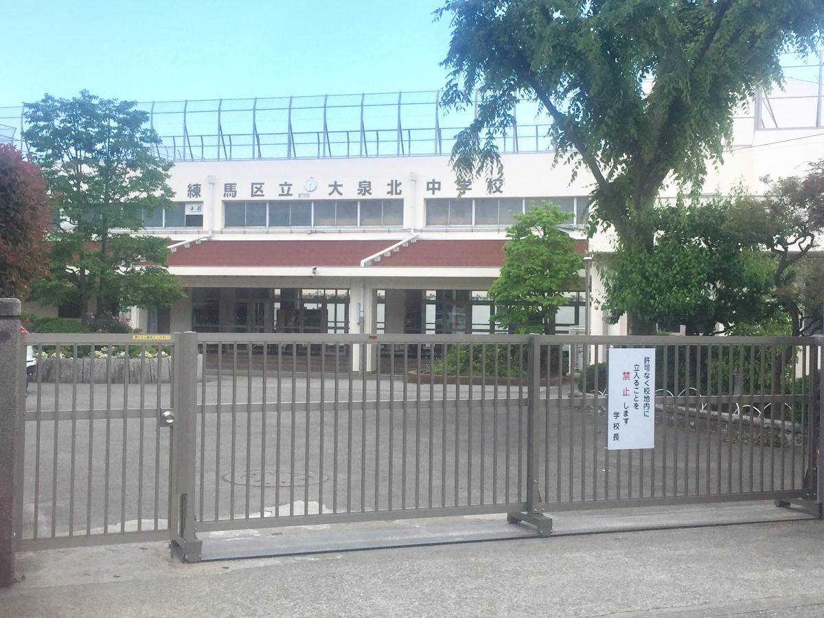 校門前から建物全景