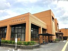八女市立図書館