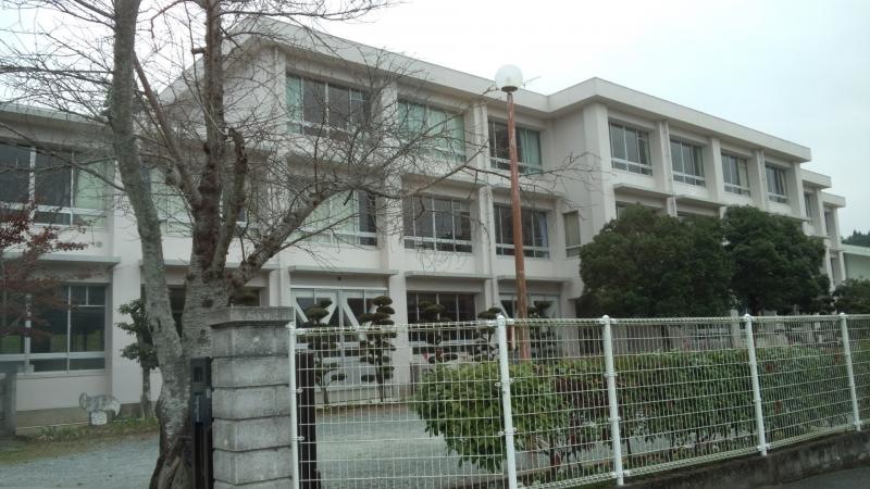 鶴城中学校