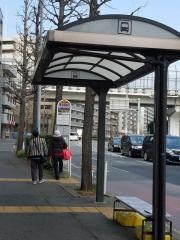 「磯子車庫前」バス停留所