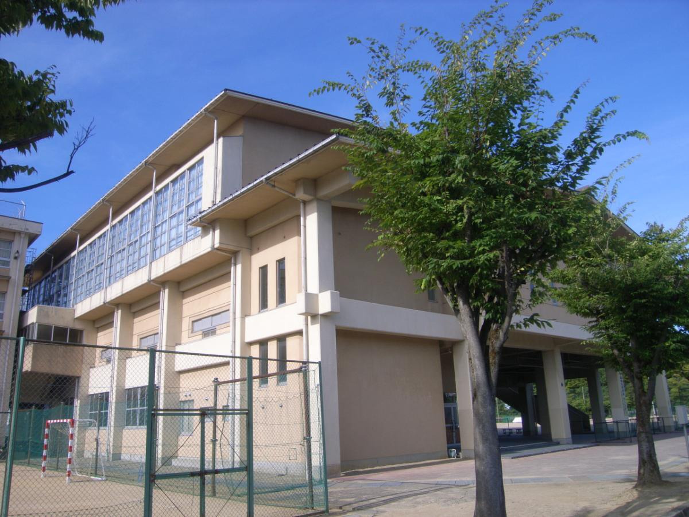 高岡 市立 芳野 中学校
