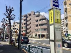 「松が丘交番前」バス停留所