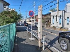 「実践高校」バス停留所