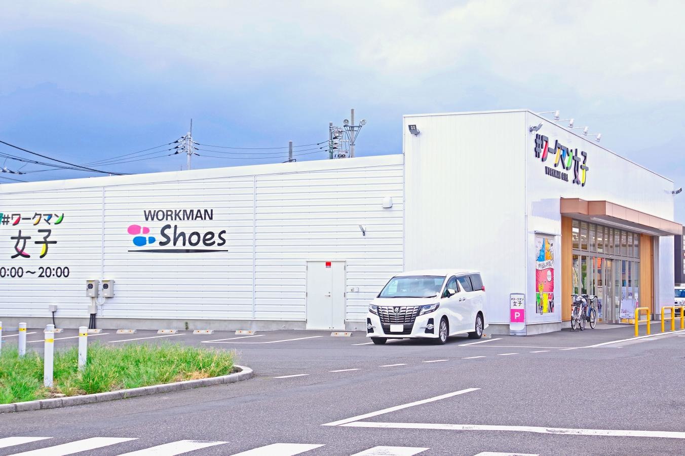 東側から見た店舗外観