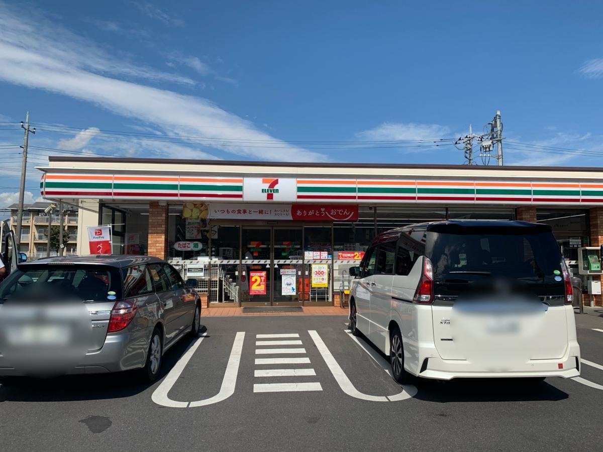 住宅街にある