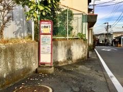 「小学校下」バス停留所