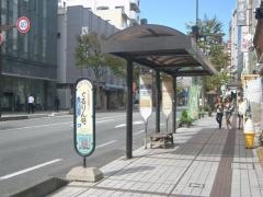 「かるかや山前」バス停留所