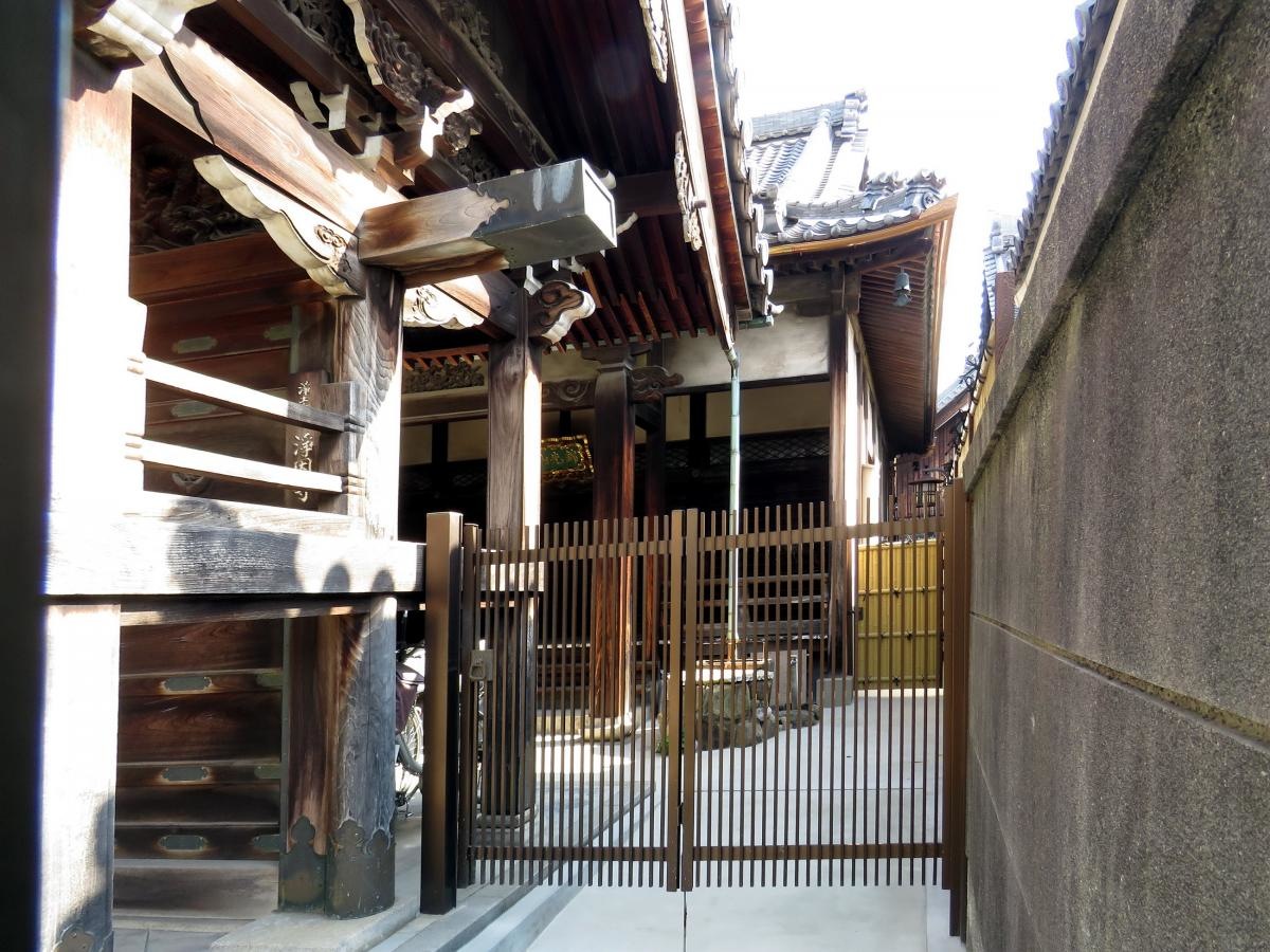 残念本殿に入れず