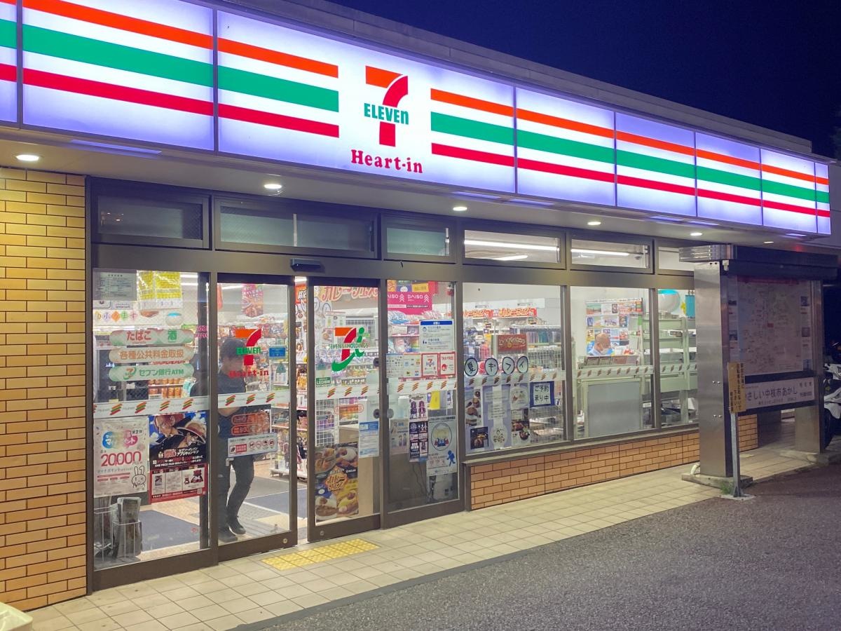 セブンイレブン明石駅店入り口