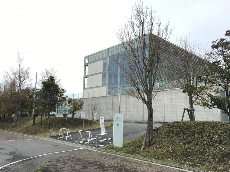埼玉県立大学大学院の西口からの校舎外観