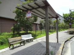 「中登美ケ丘四丁目」バス停留所