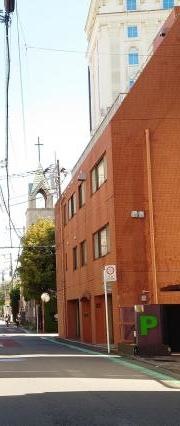 てる平