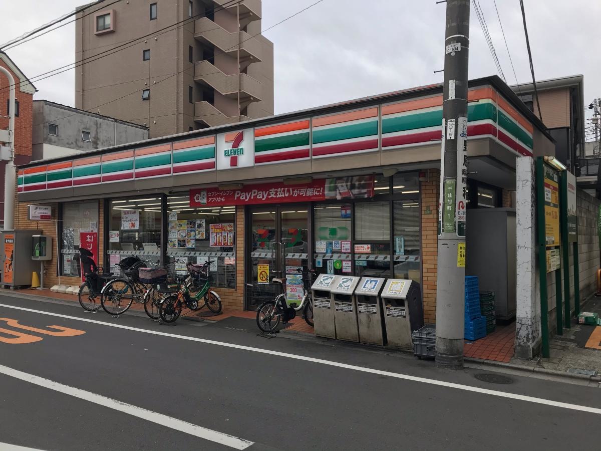 セブンイレブン千住旭町店の写真です。