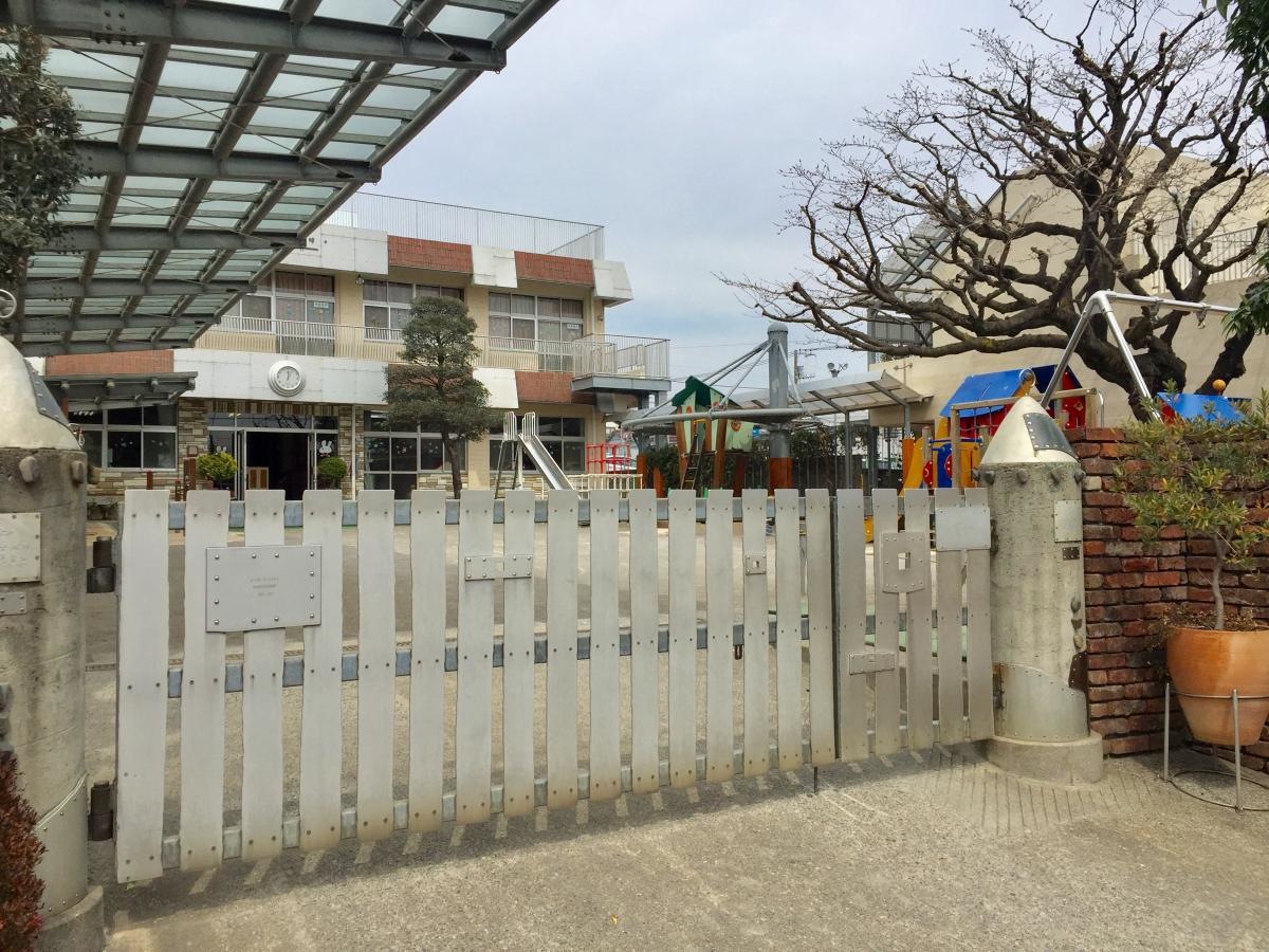 園庭の門