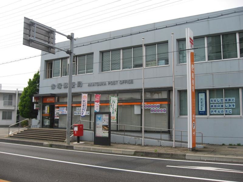 交差点の角にあります。