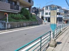 「新田坂下」バス停留所