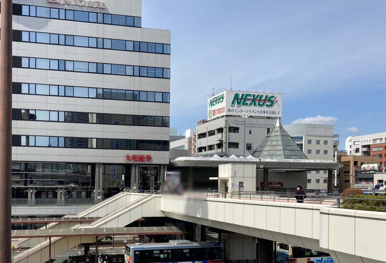連絡通路と施設外観。