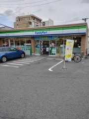 ファミリーマート　芳野一丁目店