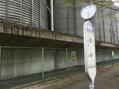 「西側」バス停留所