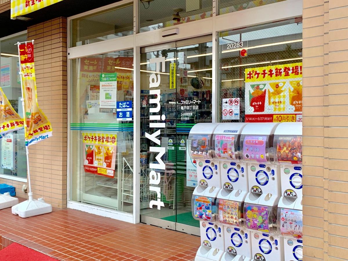 ファミリーマート 亀戸四丁目店の東側からの店舗入口外観