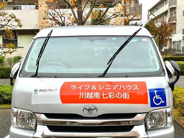 ライフ&シニアハウス川越南七彩の街の送迎車両のサイン表示