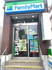 ファミリーマート　蒔田駅前店