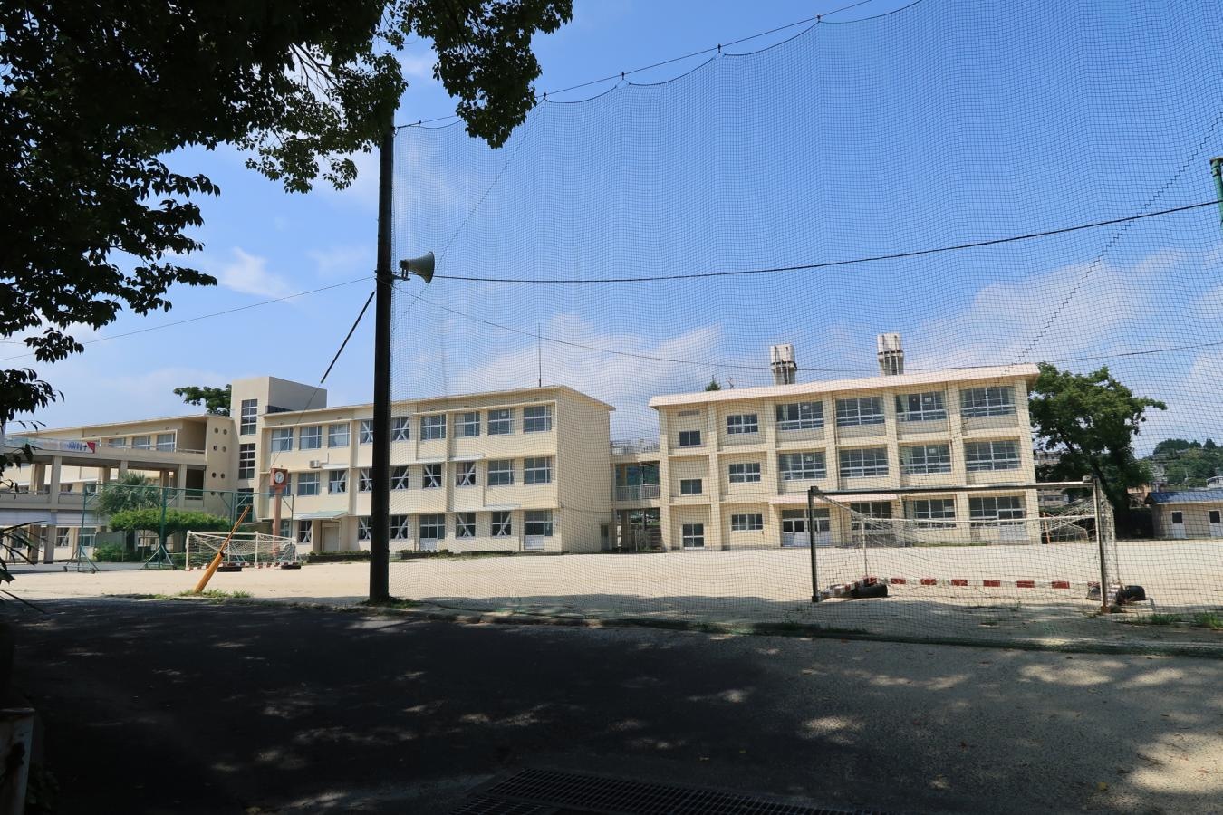 岡富中学校
