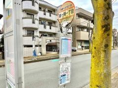 「鶴ケ岡一丁目」バス停留所