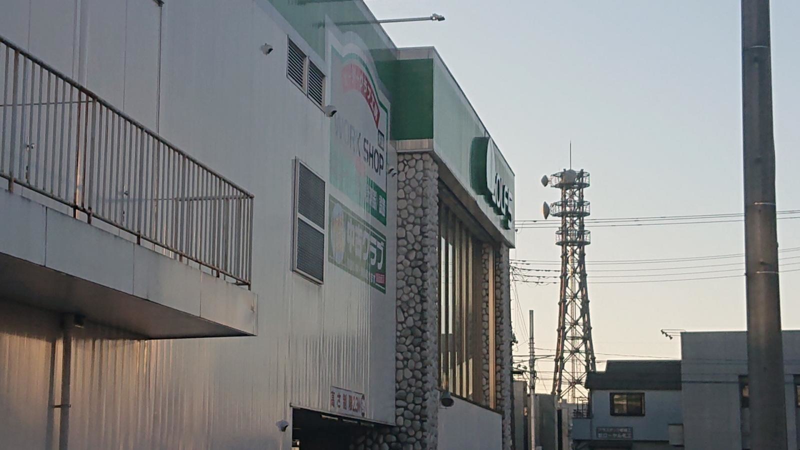 建物の一階は駐車場