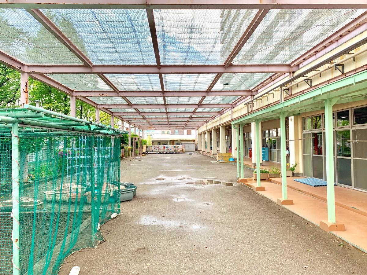 中川南保育園の園庭外観